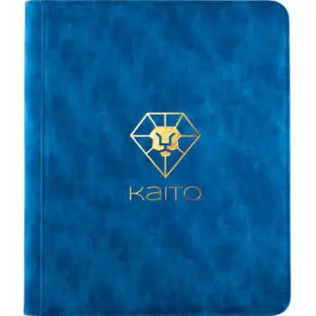 Een Kaito Toploader Map, ontworpen voor het veilig opbergen van tot 216 TCG-kaarten, met transparante hoesjes die de kaarten beschermen en showen.
