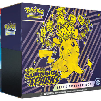 Pokémon Surging Sparks Elite Trainer Box - Een premium set met 8 Pokémon TCG-boosterpakketten, een full-art promo-kaart, 65 kaarthoezen, een deckbox, dobbelsteen, markeringen en een codekaart voor Pokémon TCG Live. Perfect voor verzamelaars en toernooispelers.
