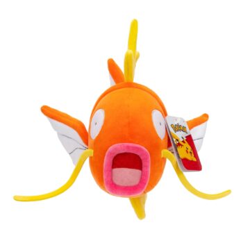 Pluche Pokémon Magikarp knuffel van 20 cm, met een zachte oranje vacht, gele vinnen en grappige blik, liggend in een speelse houding, ideaal om te knuffelen of als verzamelitem.