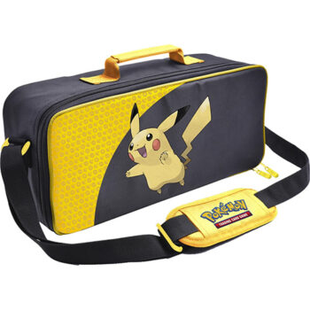 De Pikachu Deluxe Gaming Trove van Ultra PRO, een duurzame draagtas met kleurrijke Pikachu-afbeeldingen en een horizontaal ontwerp van 15 inch. De tas bevat een verstelbare schouderriem, vijf modulaire inzetstukken, en een rits met het Electric Energy-symbool. Perfect voor het opbergen van speelmatten en Ultra PRO Deck Boxes.