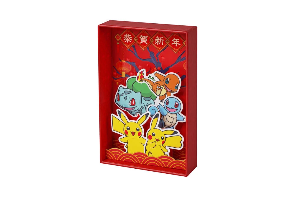 De Collect 151 Pokémon New Year Gift Box, een kleurrijk ontworpen geschenkdoos met Chinese Nieuwjaar- en Pokémon-elementen, inclusief booster packs, magneetset, coupletten en papieren ornament.