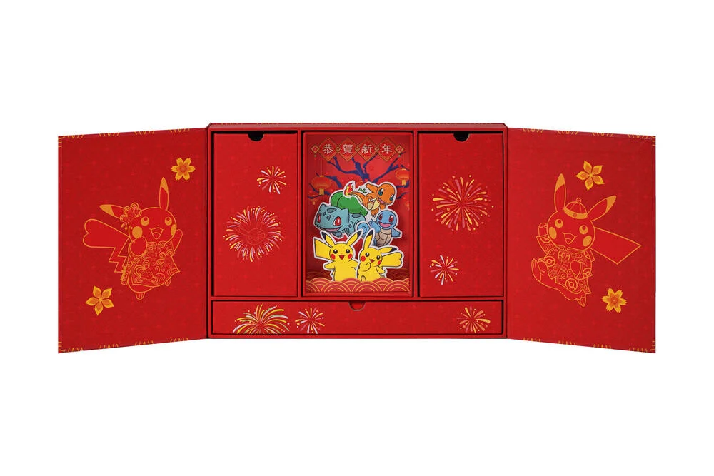 De Collect 151 Pokémon New Year Gift Box, een kleurrijk ontworpen geschenkdoos met Chinese Nieuwjaar- en Pokémon-elementen, inclusief booster packs, magneetset, coupletten en papieren ornament.